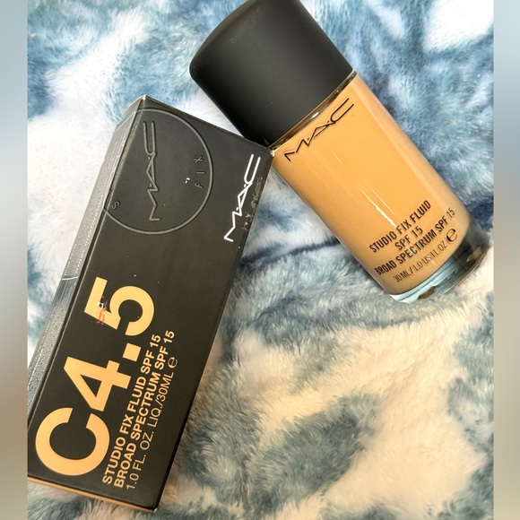 Mac Cosmetics STUDIO FIX FLUID SPF 15 24HR MATTE FOUNDATION + OIL CONTROL (NEW) - Picture 3 of 10